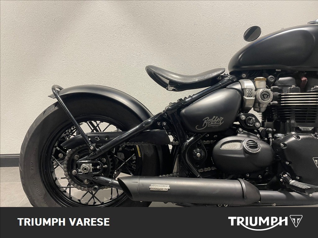 TRIUMPH Bonneville 1200 Bobber Black E4