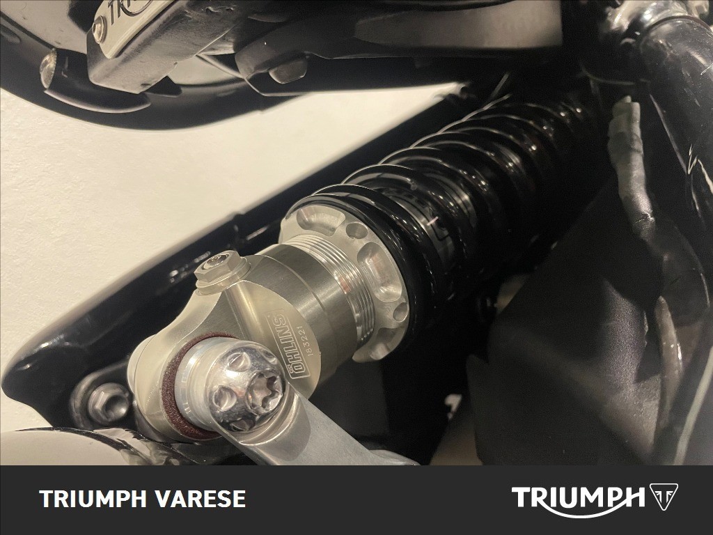 TRIUMPH Bonneville 1200 Bobber Black E4